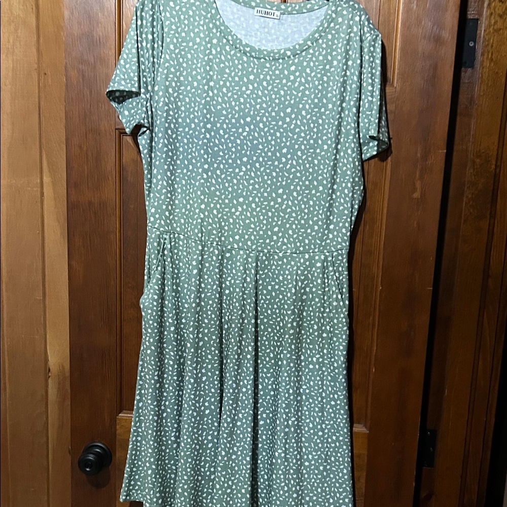 Universal Thread Green Patterned Midi Dress